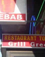 Kebab en province, Grec à Paris