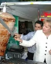 Angela Merkel mange du kebab !